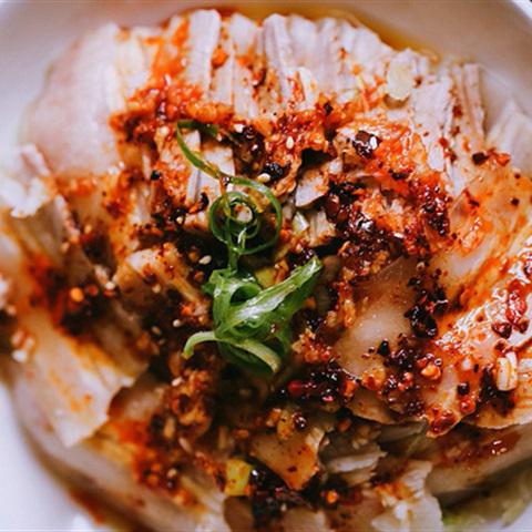 Cách làm thịt ba chỉ luộc sốt tỏi cay