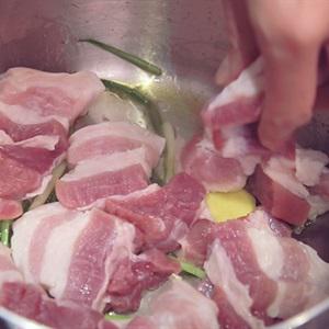 Cách làm thịt ba chỉ om nấm