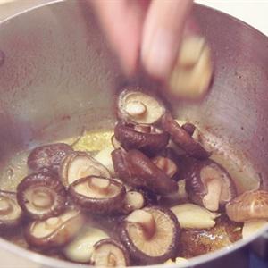 Cách làm thịt ba chỉ om nấm