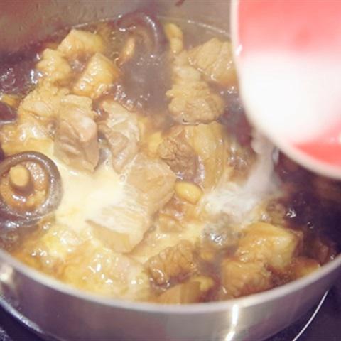 Cách làm thịt ba chỉ om nấm