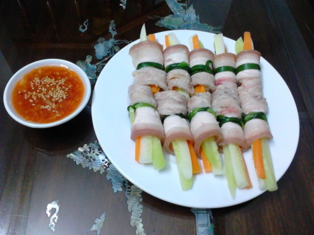 Thịt ba rọi cuốn rau củ