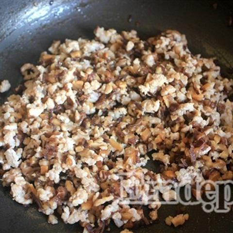 Cách làm thịt băm rang nấm mèo