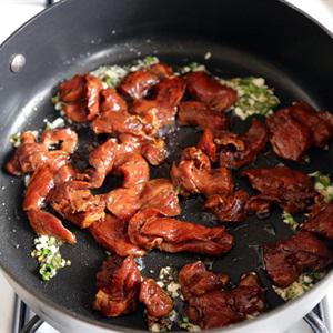 Cách làm thịt bò chiên sốt cay