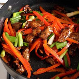 Cách làm thịt bò chiên sốt cay