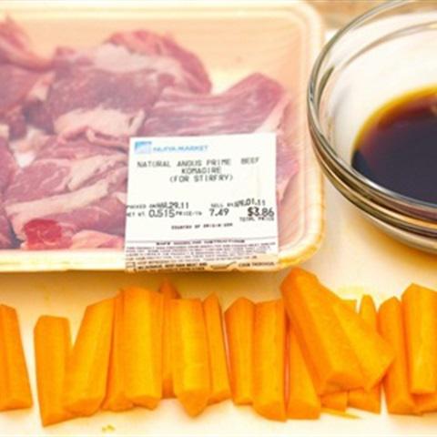 Cách làm thịt bò cuộn cà rốt