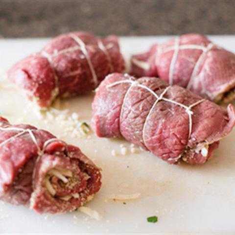 Cách làm thịt bò cuộn kiểu Ý