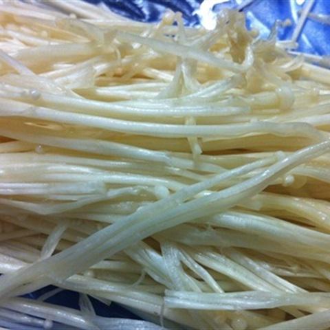 Cách làm thịt bò cuộn nấm kim châm