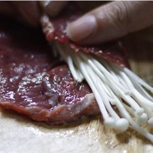 Cách làm thịt bò cuộn nấm kim châm