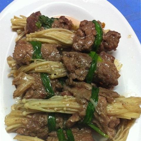 Cách làm thịt bò cuộn nấm kim châm