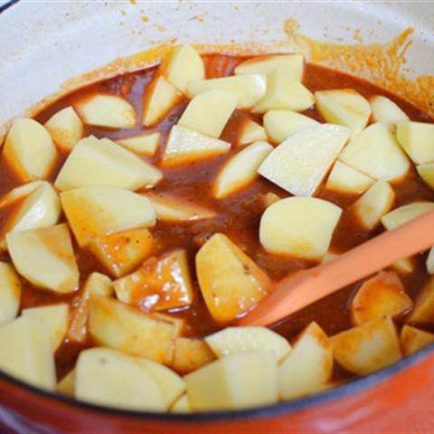 Cách làm thịt bò om khoai tây
