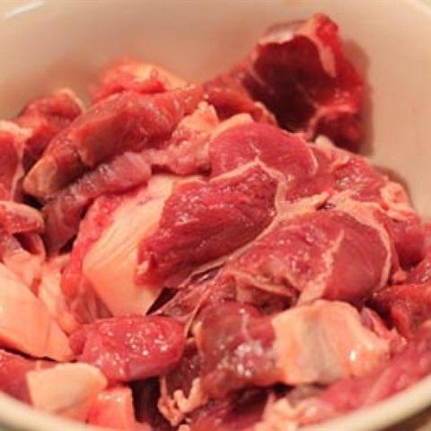 Cách làm thịt bò trộn dưa leo và hành tây