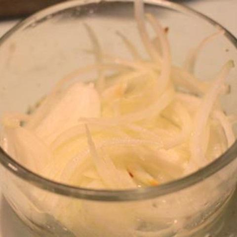 Cách làm thịt bò trộn dưa leo và hành tây