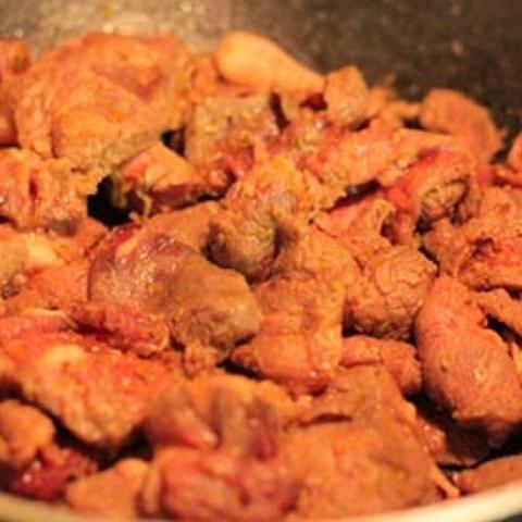 Cách làm thịt bò trộn dưa leo và hành tây