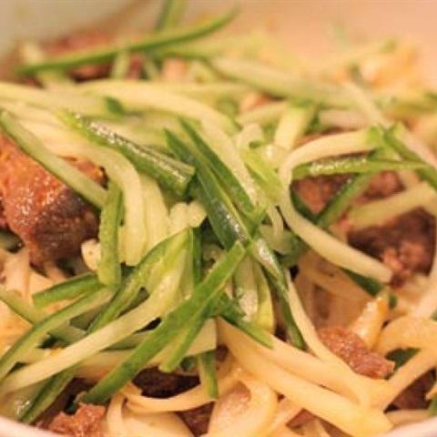 Cách làm thịt bò trộn dưa leo và hành tây