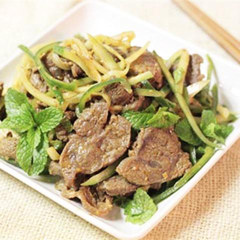 Cách làm thịt bò trộn dưa leo và hành tây