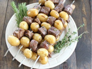 Thịt bò và khoai tây nướng xiên