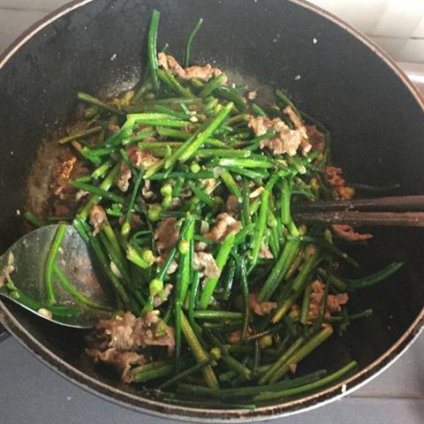 Cách làm thịt bò xào bông hẹ