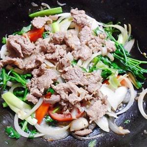 Cách làm thịt bò xào cần tỏi