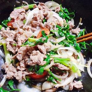 Cách làm thịt bò xào cần tỏi