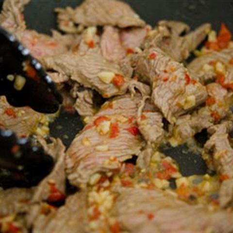 Cách làm thịt bò xào húng quế