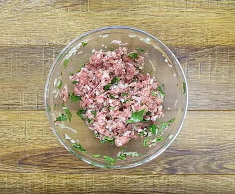 Thịt bò xào nấm kim châm thơm lừng, nóng hổi cho ngày lạnh đưa cơm