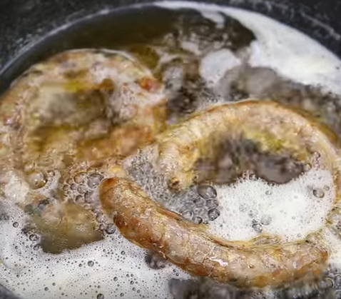 Thịt bò xào nấm kim châm thơm lừng, nóng hổi cho ngày lạnh đưa cơm