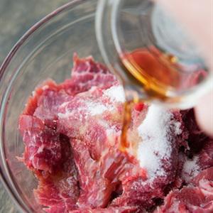 Cách làm thịt bò xào sốt đậu phộng