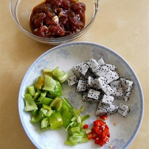 Cách làm thịt bò xào thanh long