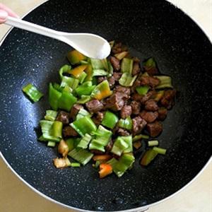 Cách làm thịt bò xào thanh long