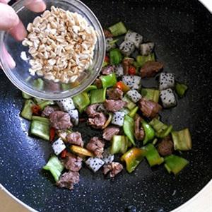 Cách làm thịt bò xào thanh long