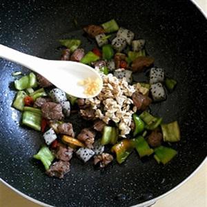 Cách làm thịt bò xào thanh long