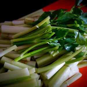 Cách làm thịt bò xào thơm với dưa leo