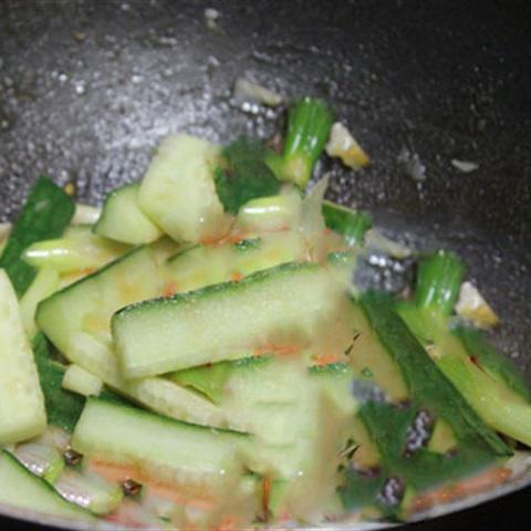 Cách làm thịt bò xào thơm với dưa leo