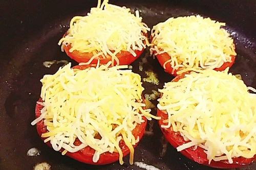 Thịt bò xào xưa rồi, bây giờ phải làm thịt bò bọc trứng cút chiên mới đúng chuẩn