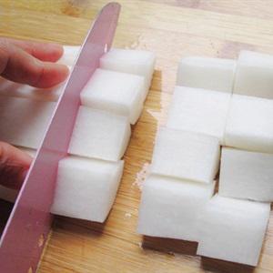 Cách làm thịt chân giò kho củ cải