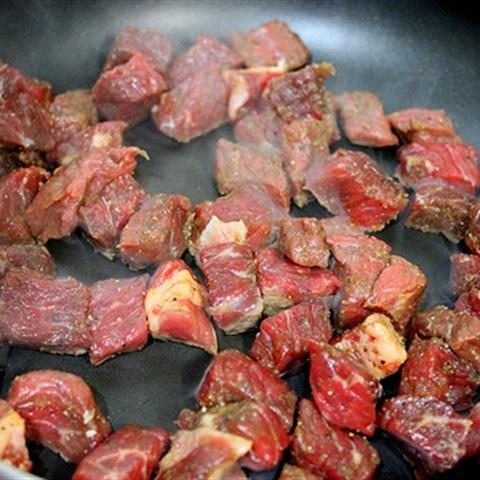 Cách làm thịt chân giò kho củ cải