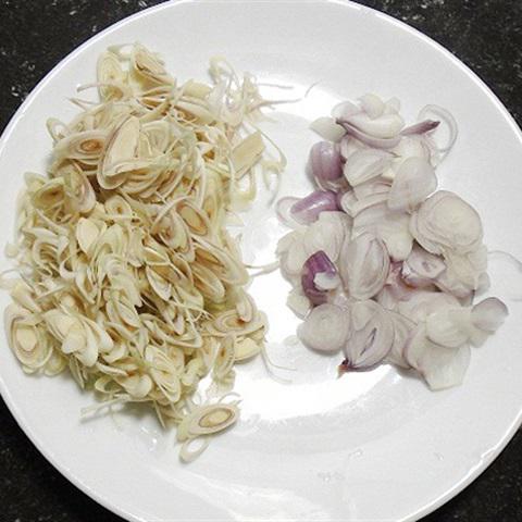 Cách làm thịt chân giò xào lăn