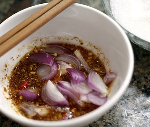 Thịt chiên mắm kiểu Thái thơm lừng, ngoài giòn trong mềm, "ngon ơi là ngon"