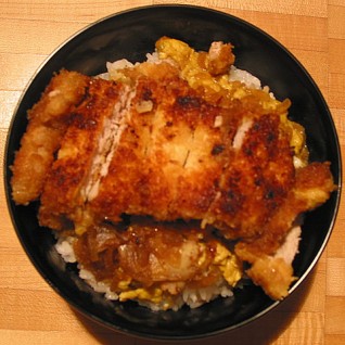 Thịt cốt-lết với trứng và cơm