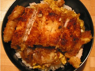 Thịt cốt-lết với trứng và cơm