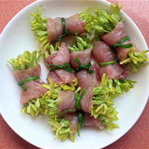 Cách làm thịt cuộn hoa thiên lý hấp