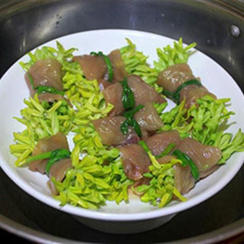 Cách làm thịt cuộn hoa thiên lý hấp