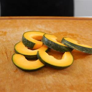 Cách làm thịt cuộn nấm kim châm và bí đỏ