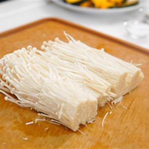 Cách làm thịt cuộn nấm kim châm và bí đỏ