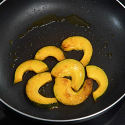 Cách làm thịt cuộn nấm kim châm và bí đỏ