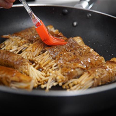 Cách làm thịt cuộn nấm kim châm và bí đỏ