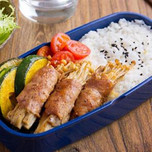 Cách làm thịt cuộn nấm kim châm và bí đỏ