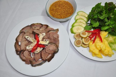 Thịt dê hấp sả