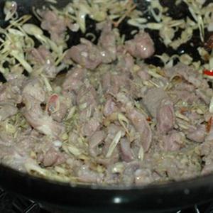 Cách làm thịt dê xào sả ớt