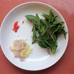 Cách làm thịt gà băm rang húng quế